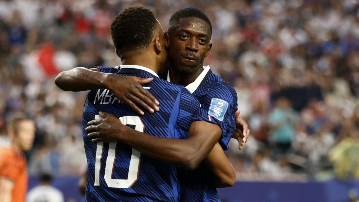 Les Bleus dominent l'Irak dans le chaos et prennent la tête