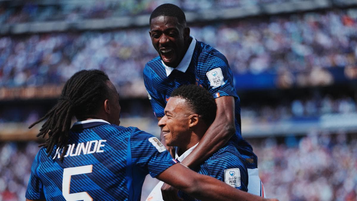 La FFF lance sa glace tricolore pour célébrer la qualification des Bleus
