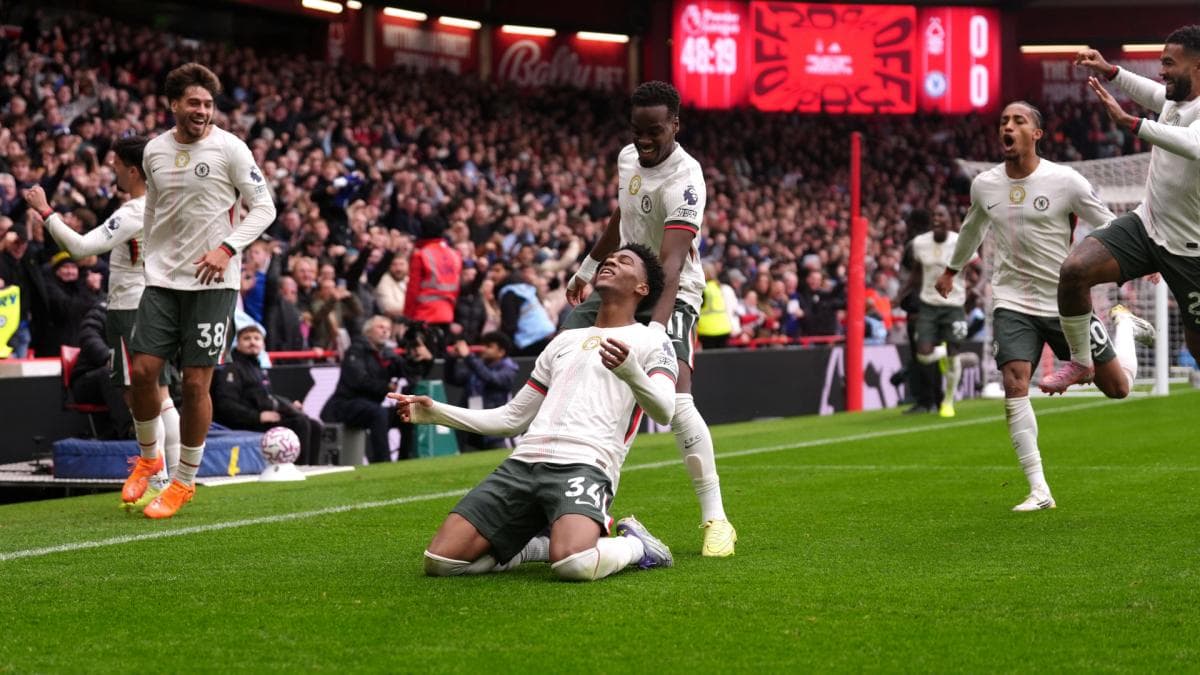 Chelsea encercle l'arbitre avant le coup d'envoi face à Newcastle