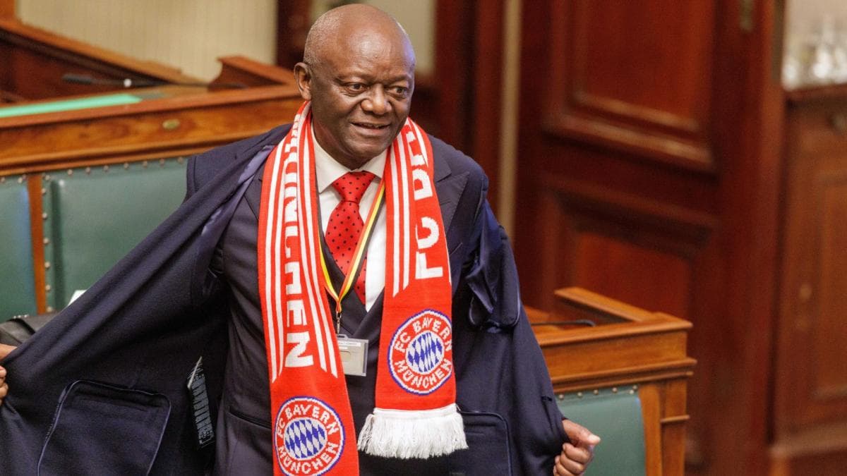 Le père de Kompany au Parlement belge avec une écharpe du Bayern
